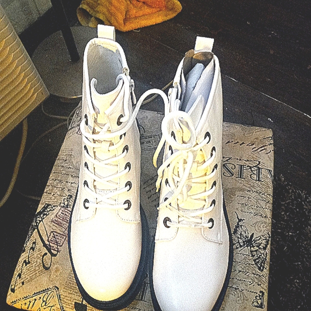 Dream brand women's white boots size 8.5